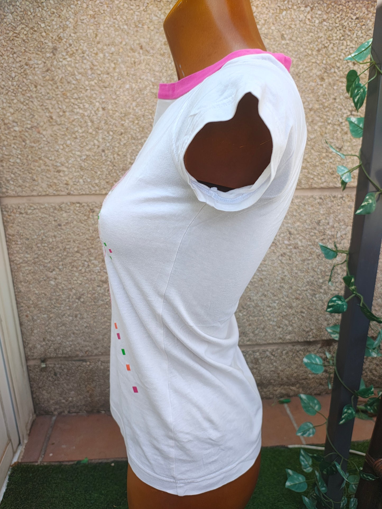 USADO – Camiseta blanca con cuello rosa y estampado ADIDAS (Talla S)