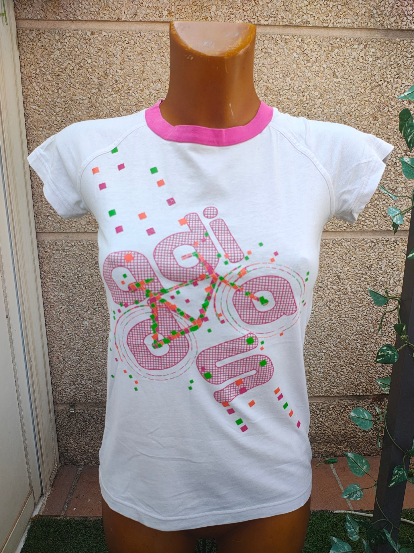 USADO – Camiseta blanca con cuello rosa y estampado ADIDAS (Talla S)