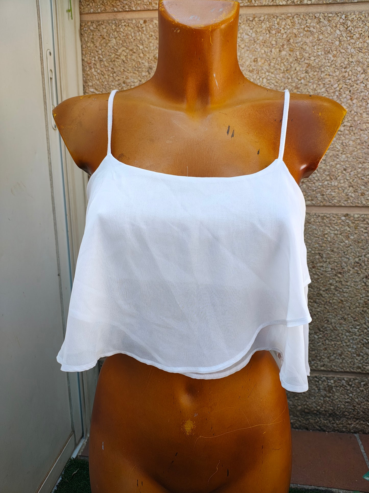 USADO – Top blanco de tirantes con doble capa BERSHKA (Talla XS)