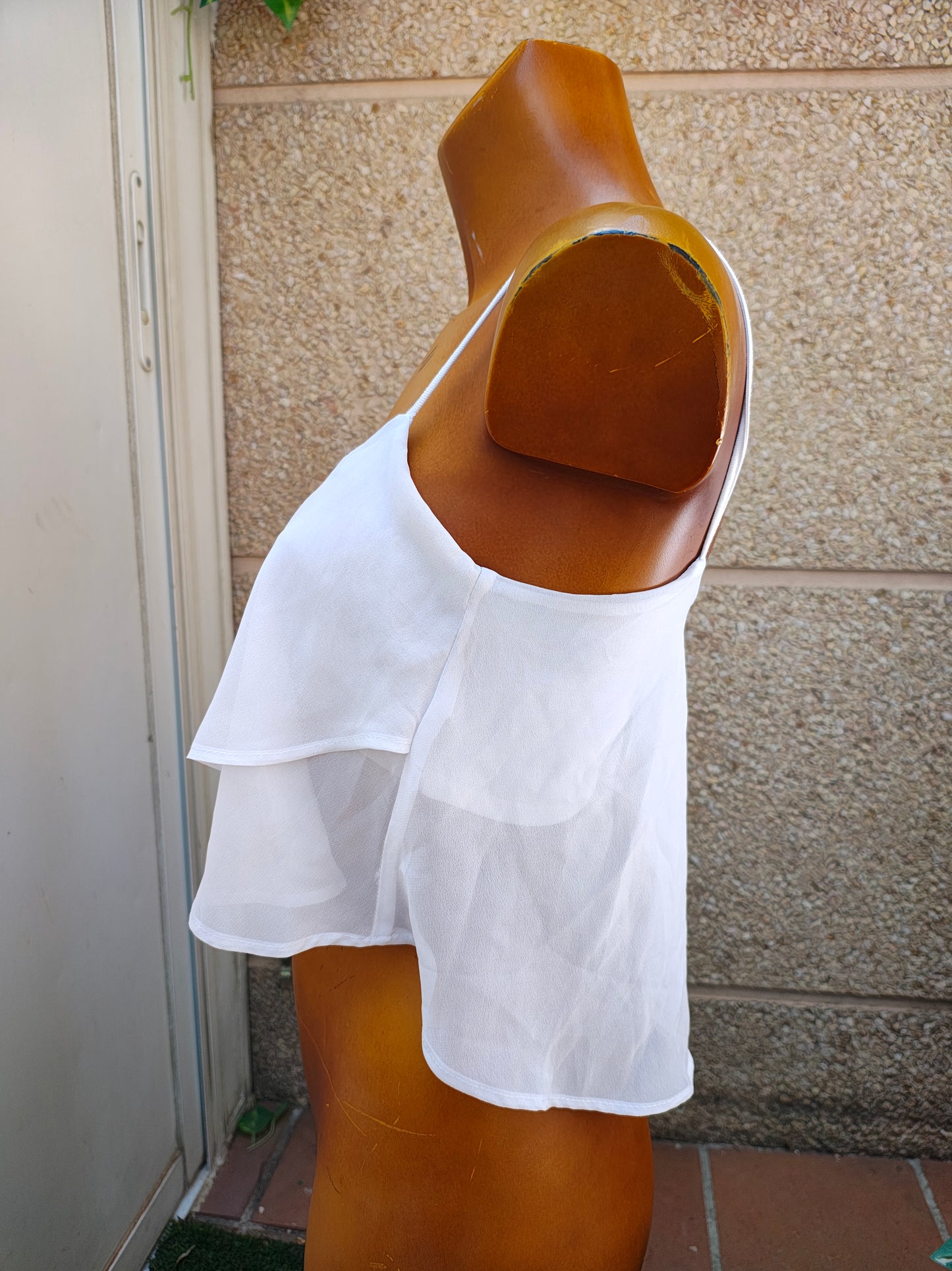 USADO – Top blanco de tirantes con doble capa BERSHKA (Talla XS)