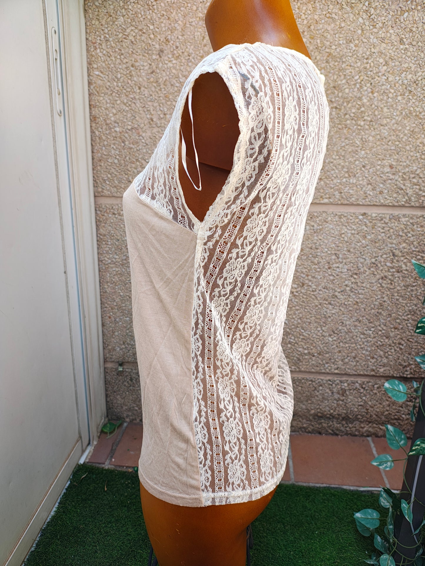 USADO – Camiseta de encaje beige con transparencias STRADIVARIUS 1994 (Talla S)