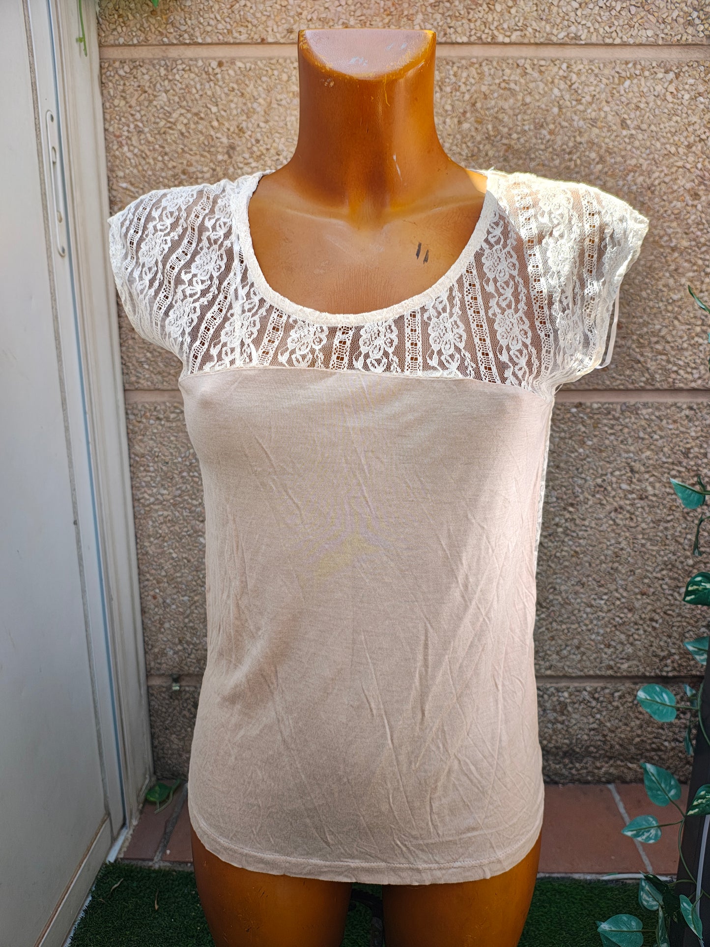 USADO – Camiseta de encaje beige con transparencias STRADIVARIUS 1994 (Talla S)