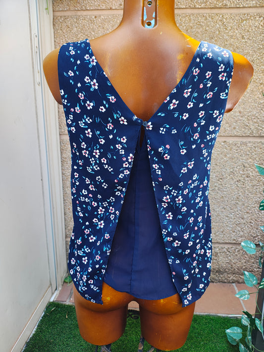 USADO – Top floral cruzado sin mangas BERSHKA (Talla S)