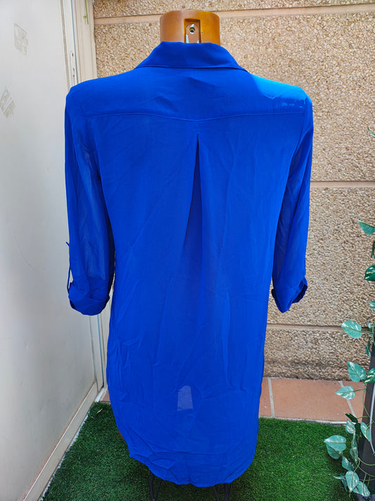 USADO – Camisa larga azul con estampado oriental de STRADIVARIUS (Talla S)