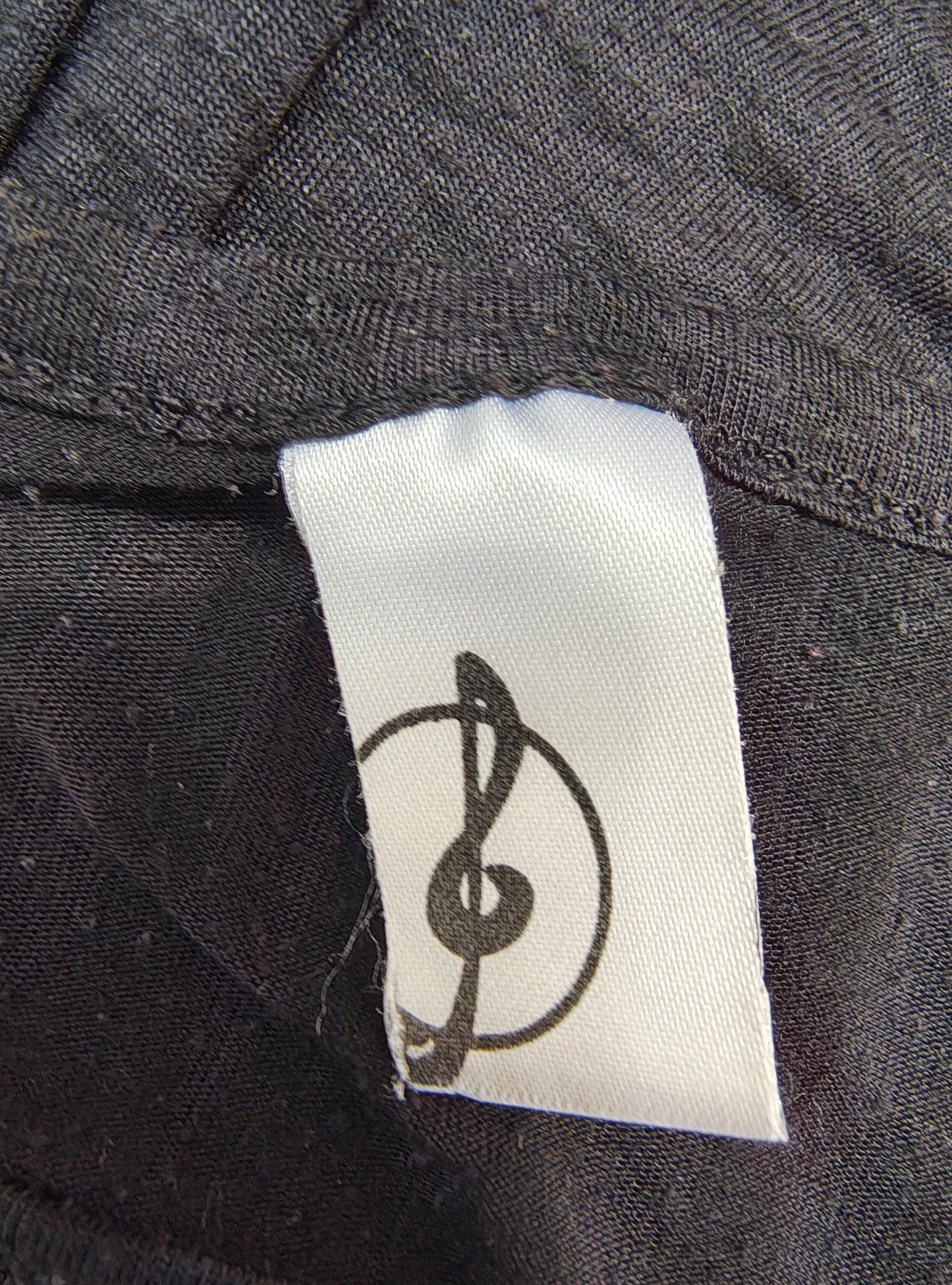 USADO – Vestido negro con estampado geométrico y escote pico (talla no visible, aprox S)