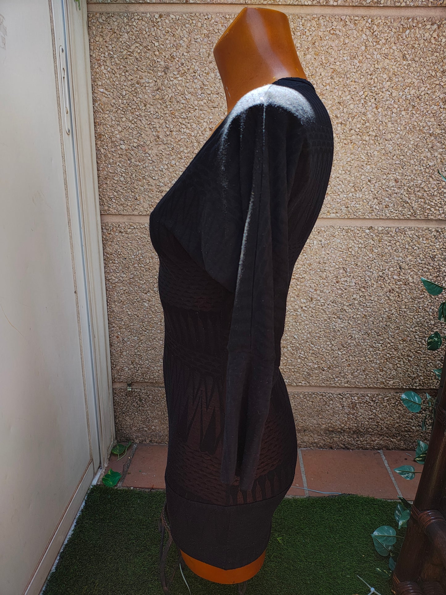 USADO – Vestido negro con estampado geométrico y escote pico (talla no visible, aprox S)
