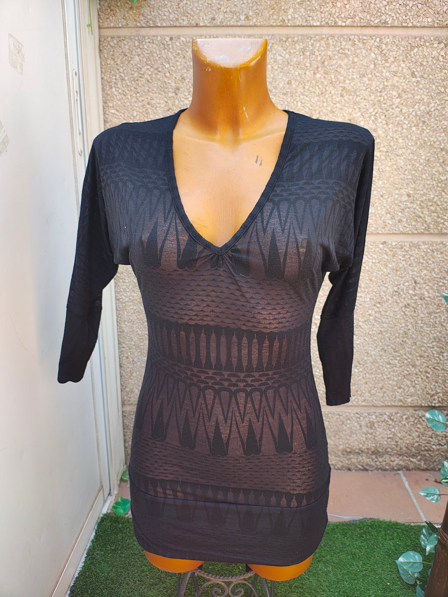 USADO – Vestido negro con estampado geométrico y escote pico (talla no visible, aprox S)