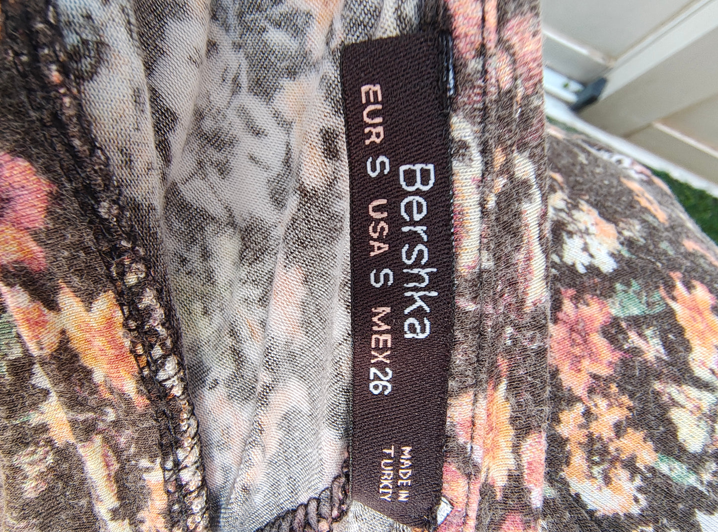 USADO – Vestido floral de manga larga en tonos cálidos Bershka (Talla S)