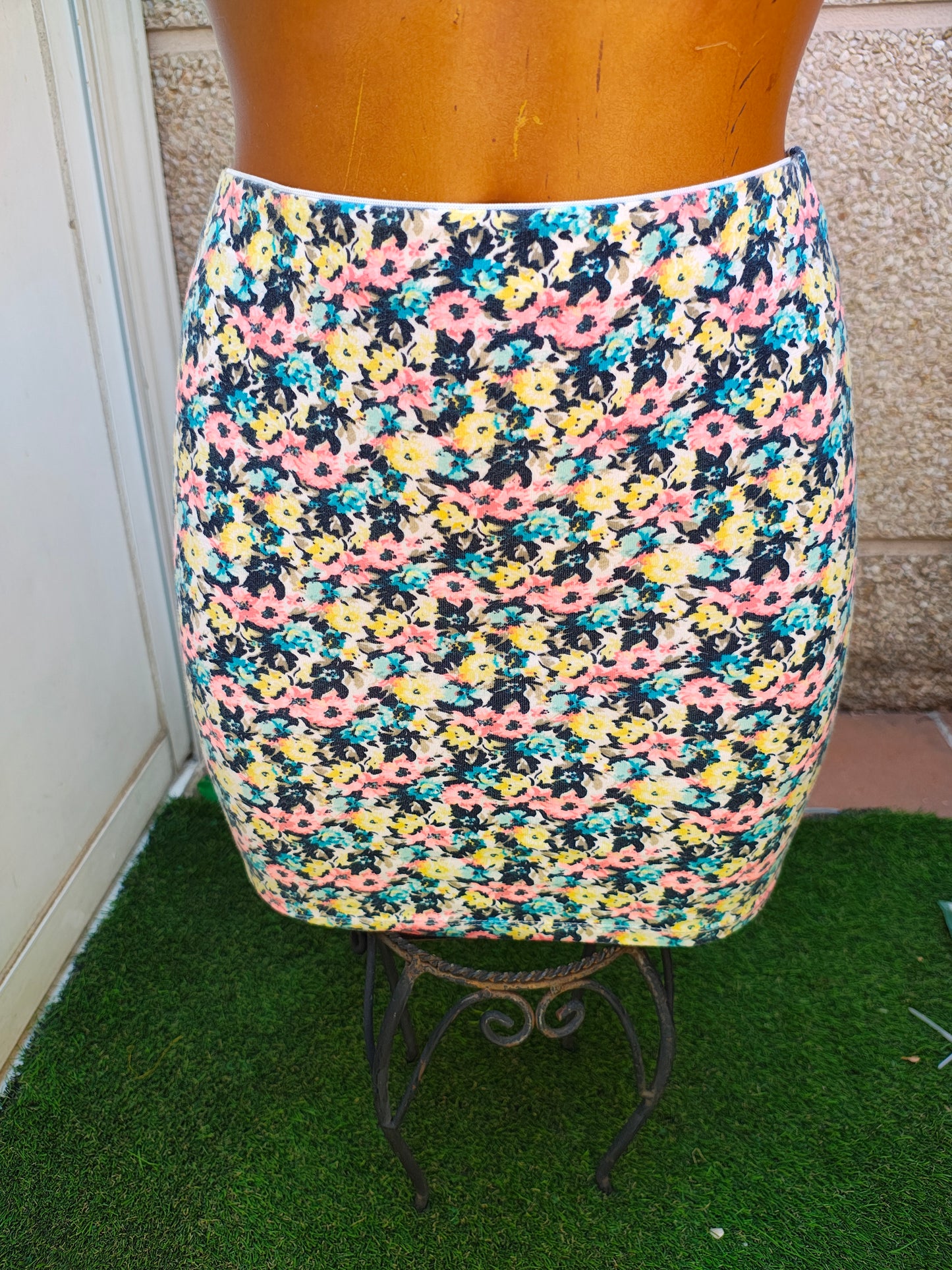 USADO – Falda ajustada floral multicolor BERSHKA "Sunny Days Same" (Talla S)