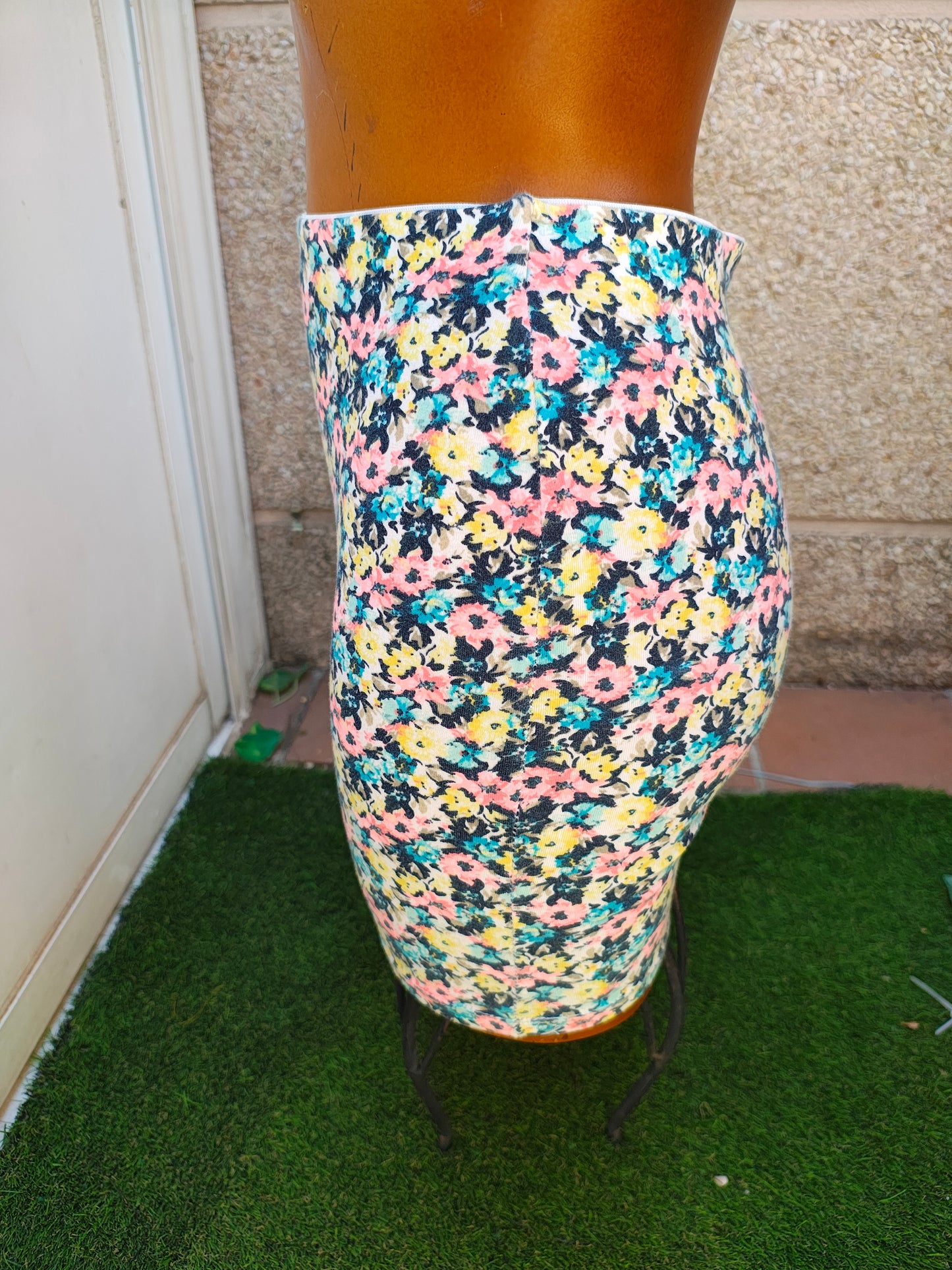 USADO – Falda ajustada floral multicolor BERSHKA "Sunny Days Same" (Talla S)