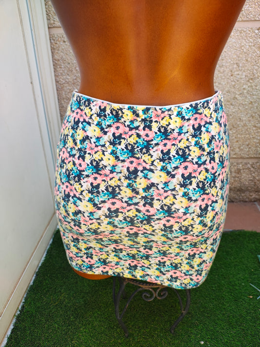 D'OCCASION – Jupe ajustée à fleurs multicolore BERSHKA « Sunny Days Same » (Taille S)