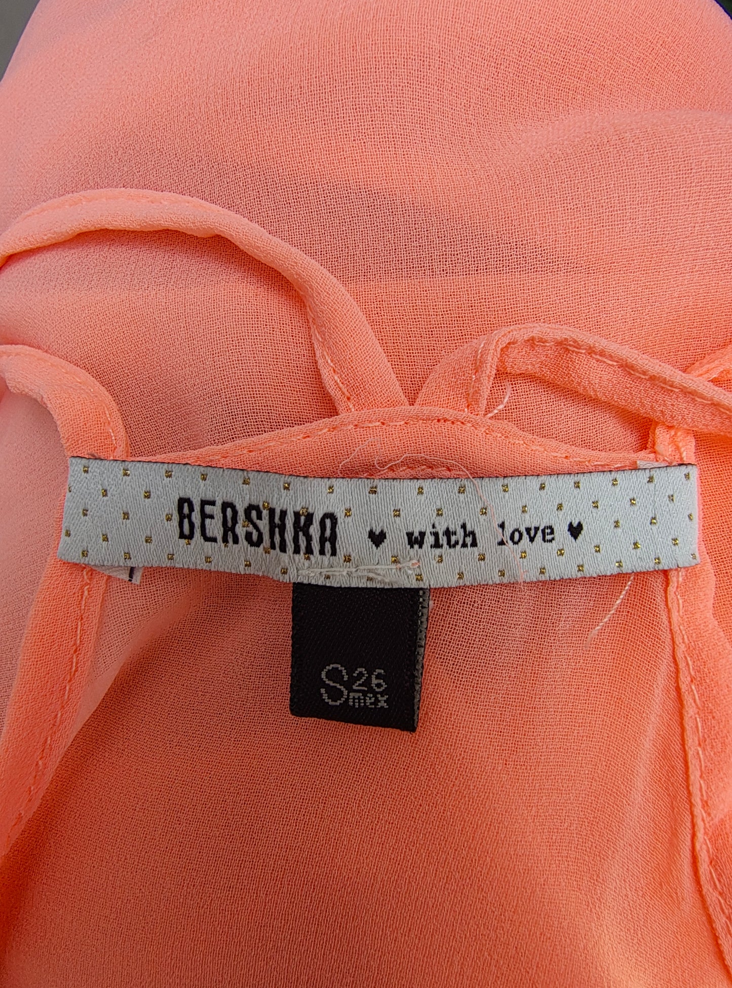 USADO – Top rosa neón con tirantes cruzados y botones BERSHKA (Talla S)