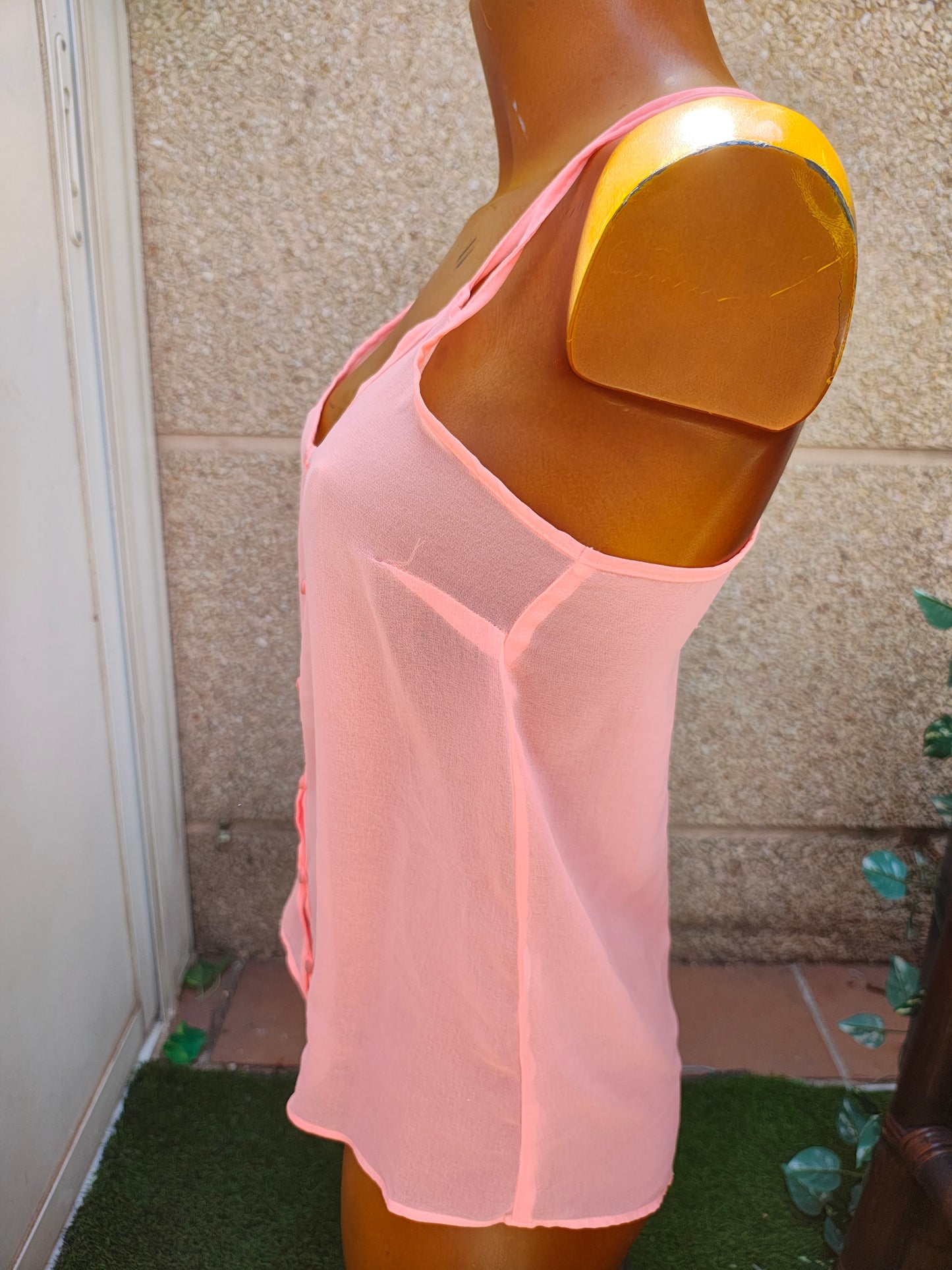 USADO – Top rosa neón con tirantes cruzados y botones BERSHKA (Talla S)