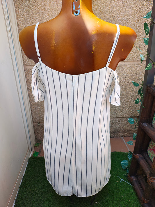 USADO – Vestido corto de rayas blancas y negras con hombros descubiertos BERSHKA (Talla EUR S)