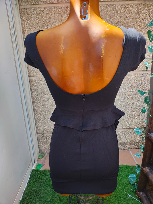 USADO – Vestido negro ajustado con volante en cintura ZARA  (Talla S)
