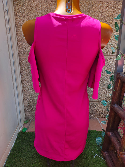 USADO – Vestido fucsia con hombros descubiertos de BERSHKA (Talla S)