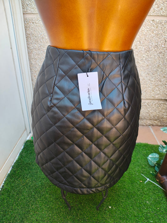 NOUVEAU – Jupe matelassée en similicuir noir avec boutons STRADIVARIUS (Taille 32 EUR)