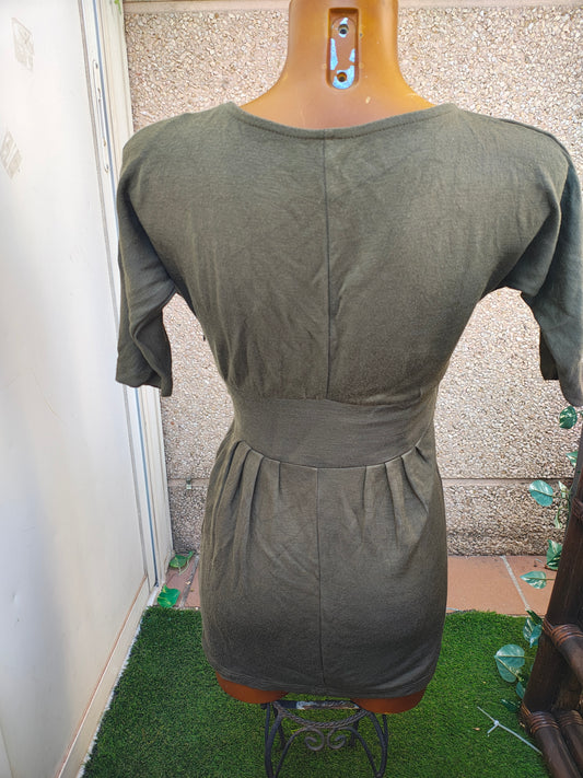USADO – Vestido corto verde militar con detalle de lentejuelas en el hombro (Talla S)
