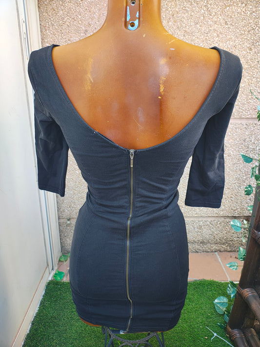 USADO – Vestido negro ajustado con escote cuadrado y cremallera trasera BERSHKA COLLECTION (Talla S)