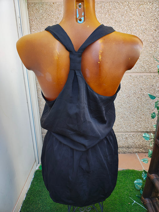 USADO – Vestido negro de tirantes con botones y espalda cruzada (Talla M)