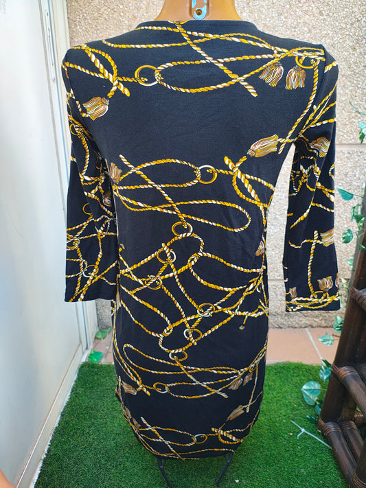 USADO – Vestido negro con estampado de cuerdas doradas STRADIVARIUS (Talla M)