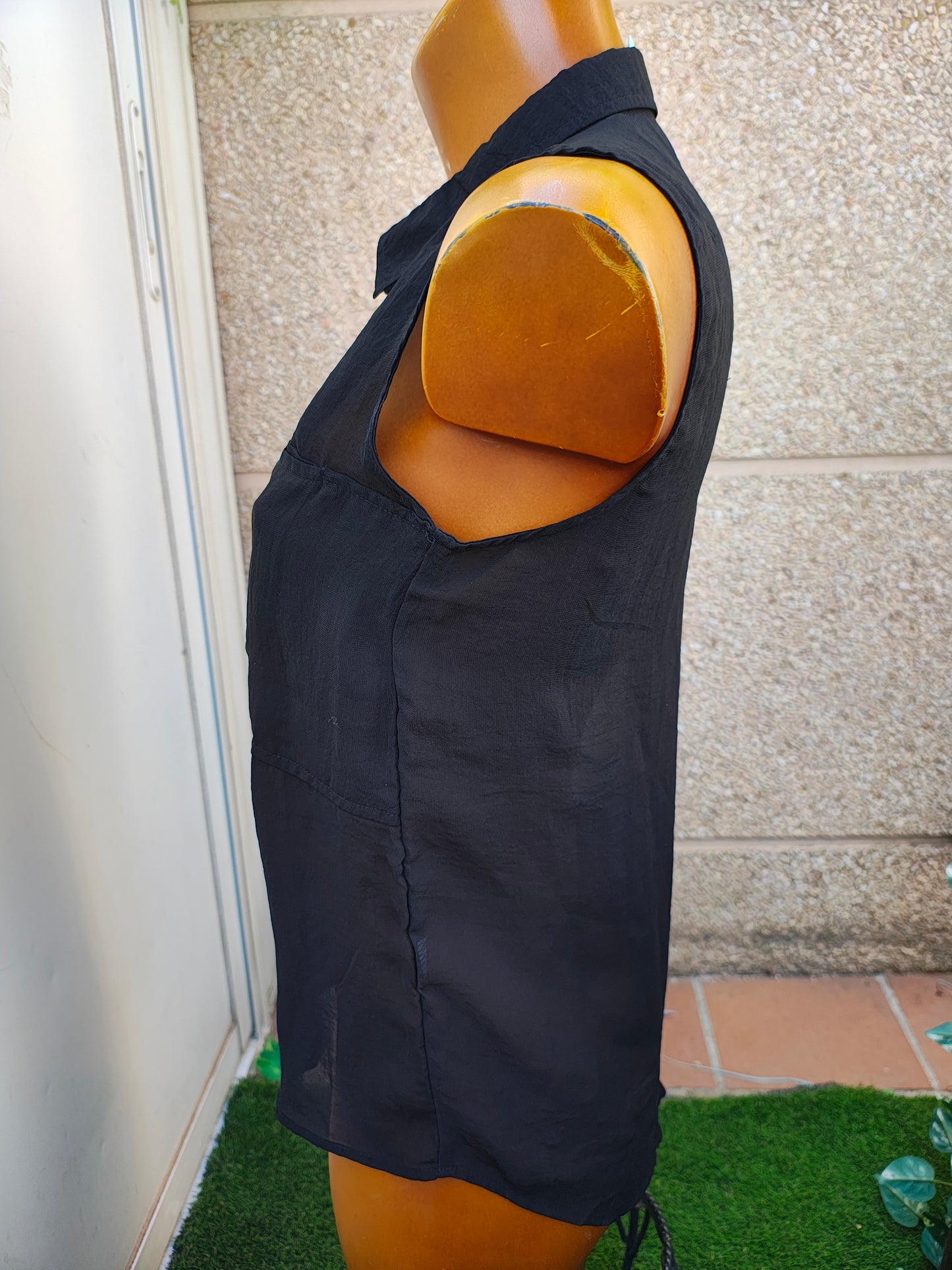 USADO – Top negro sin mangas semitransparente BSK by Bershka (Talla M)