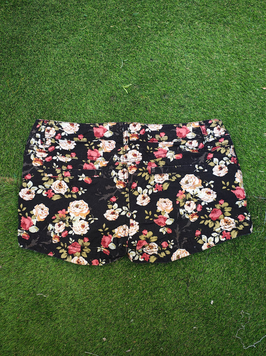 USADO – Short floral fondo negro STRADIVARIUS (Talla EUR 36)