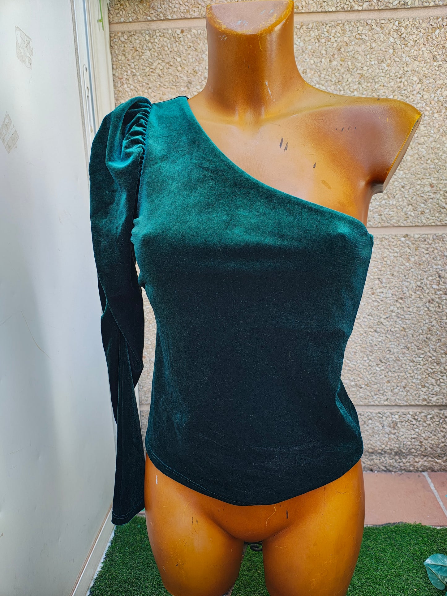 USADO – Top de terciopelo verde asimétrico con manga fruncida MNG (Talla S)
