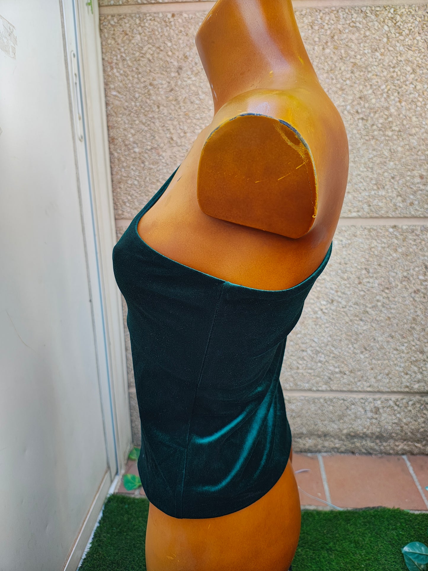 USADO – Top de terciopelo verde asimétrico con manga fruncida MNG (Talla S)