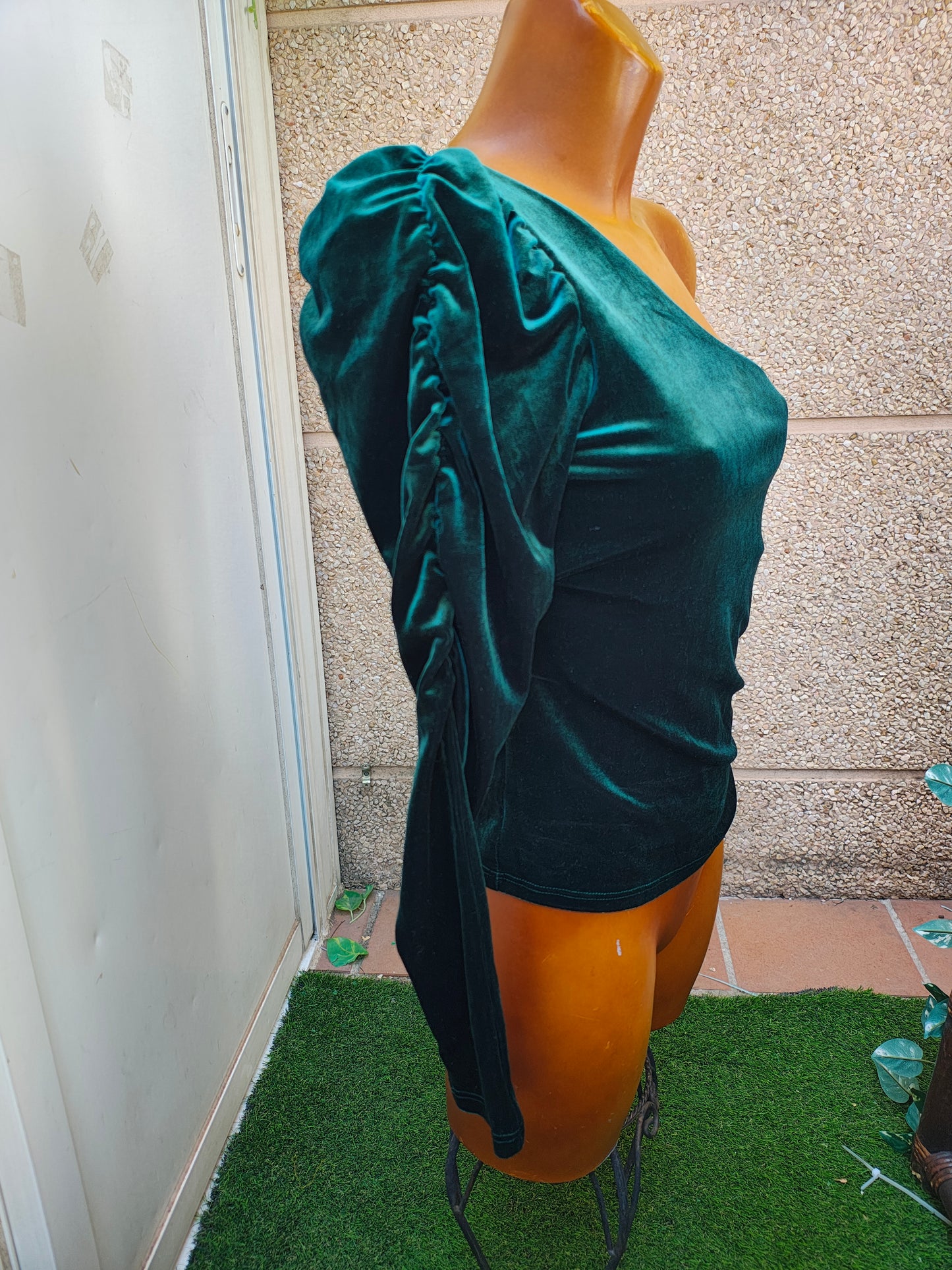 USADO – Top de terciopelo verde asimétrico con manga fruncida MNG (Talla S)