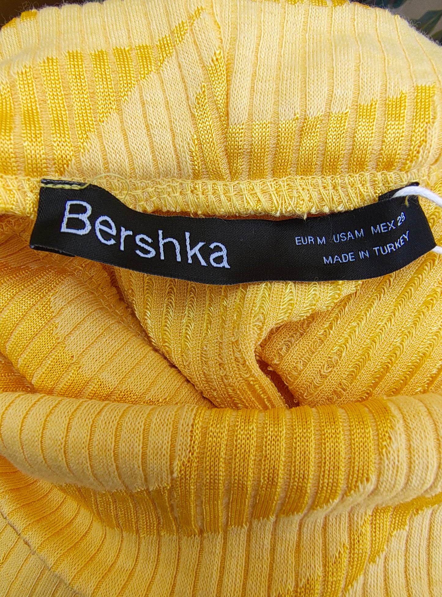 NUEVO – Top amarillo de canalé con cuello alto BERSHKA Join Life (Talla M)