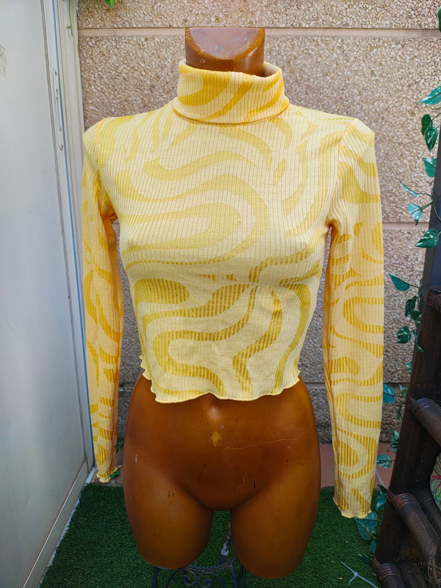 NUEVO – Top amarillo de canalé con cuello alto BERSHKA Join Life (Talla M)