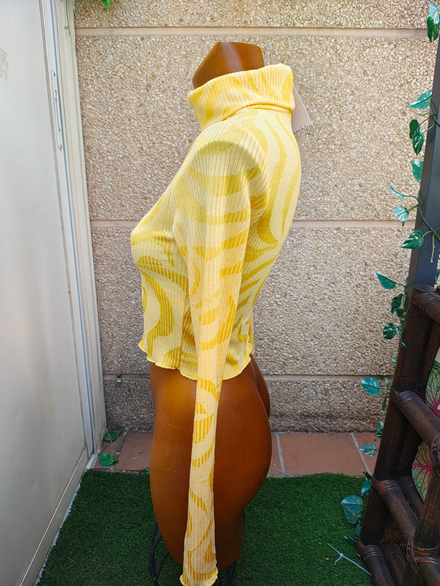NUEVO – Top amarillo de canalé con cuello alto BERSHKA Join Life (Talla M)