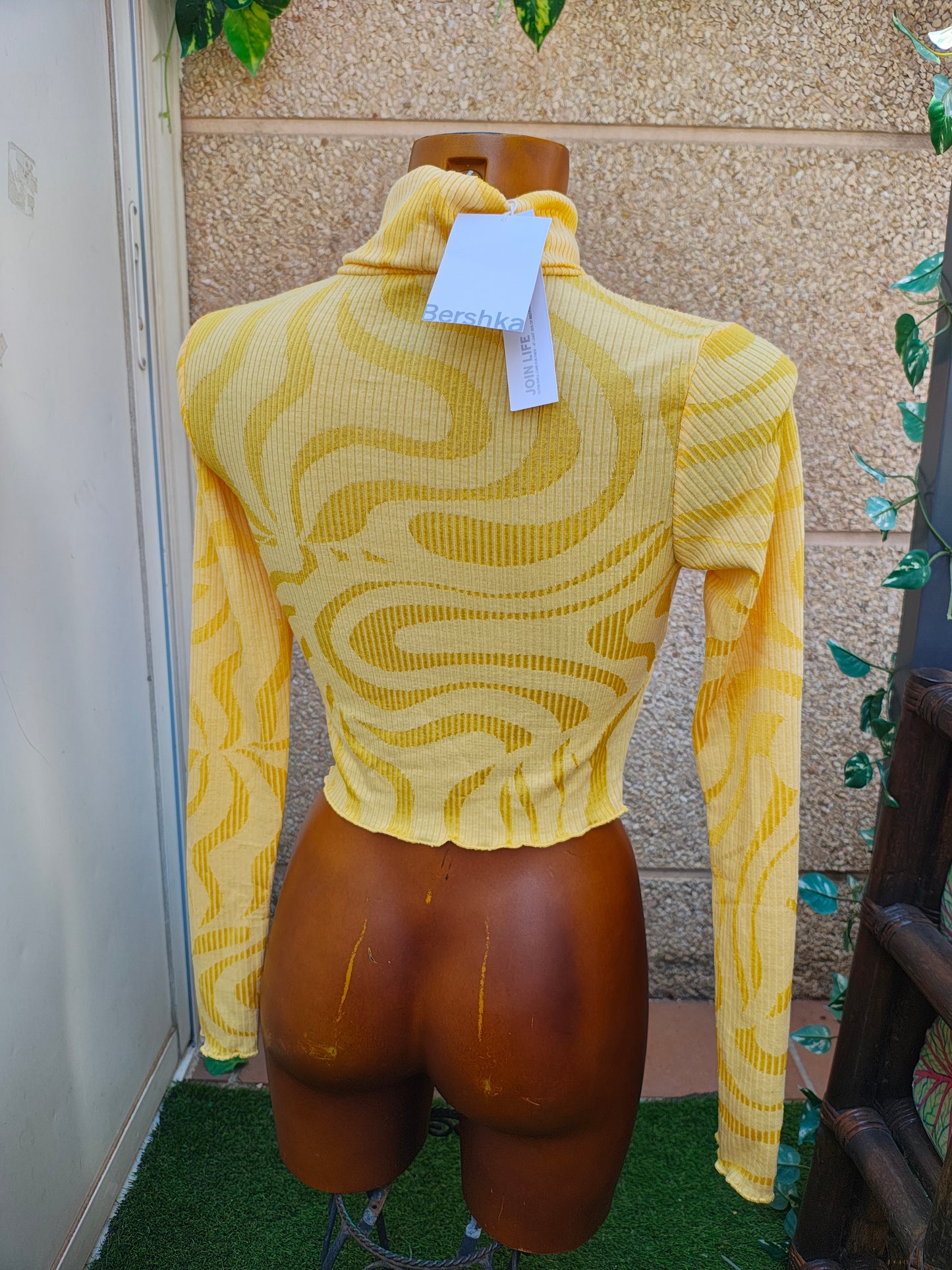 NUEVO – Top amarillo de canalé con cuello alto BERSHKA Join Life (Talla M)