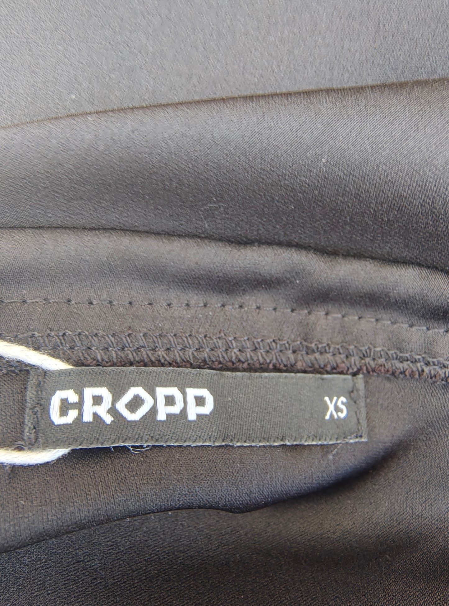NUEVO  – Vestido negro con abertura lateral y fruncido CROPP (Talla XS)