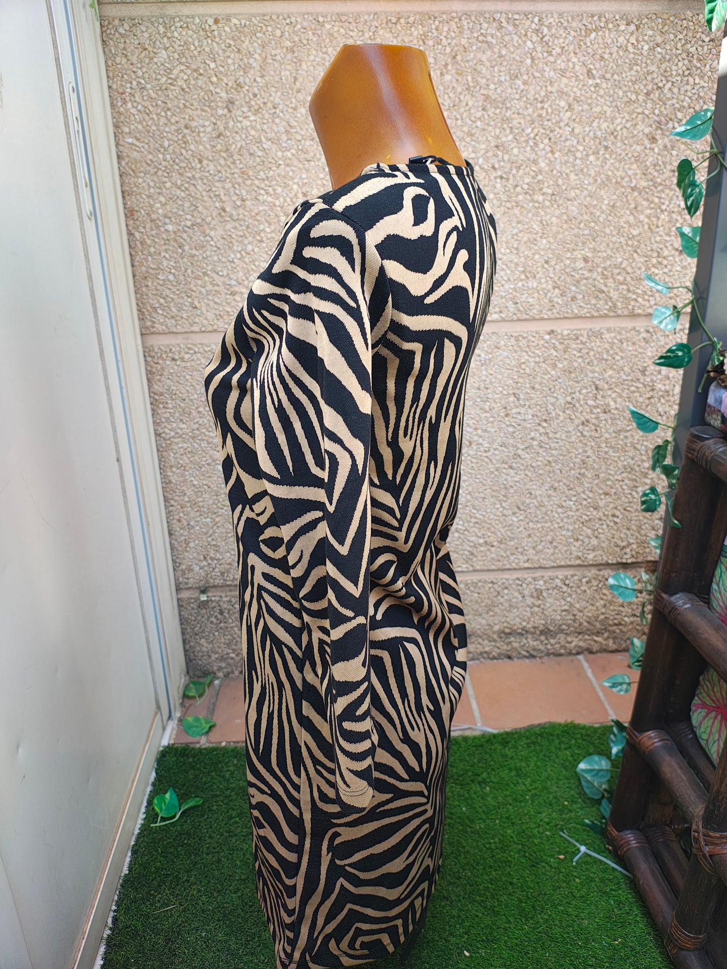 USADO – Vestido corto de rayas animal print en beige y negro Stradivarius (Talla S)
