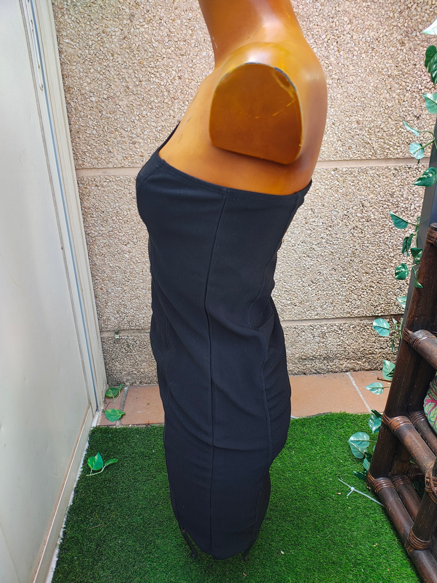 USADO – Vestido ajustado negro asimétrico BERSHKA COLLECTION (Talla M)