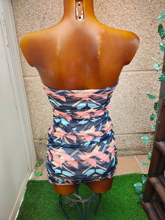 USADO – Vestido palabra de honor con fruncido y estampado gráfico de colores BERSHKA (Talla M)
