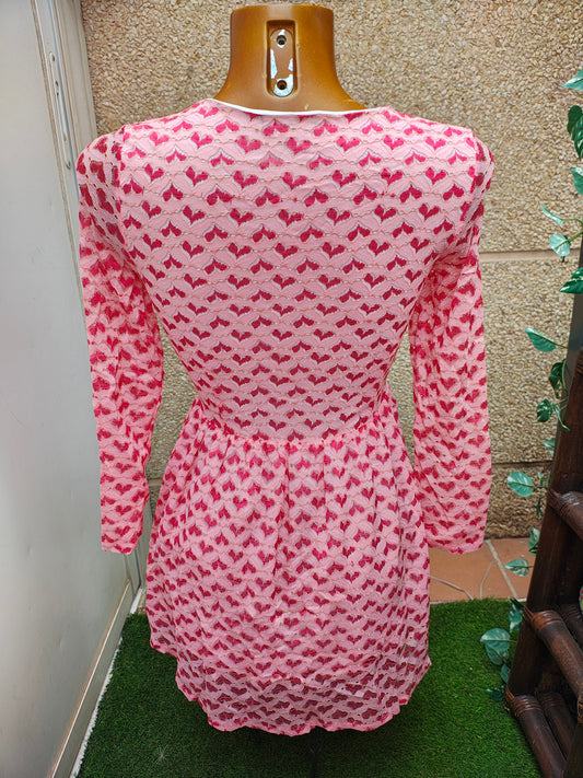 USADO – Vestido corto rosa con encaje de corazones calados FIRST NICE  (Talla 36)