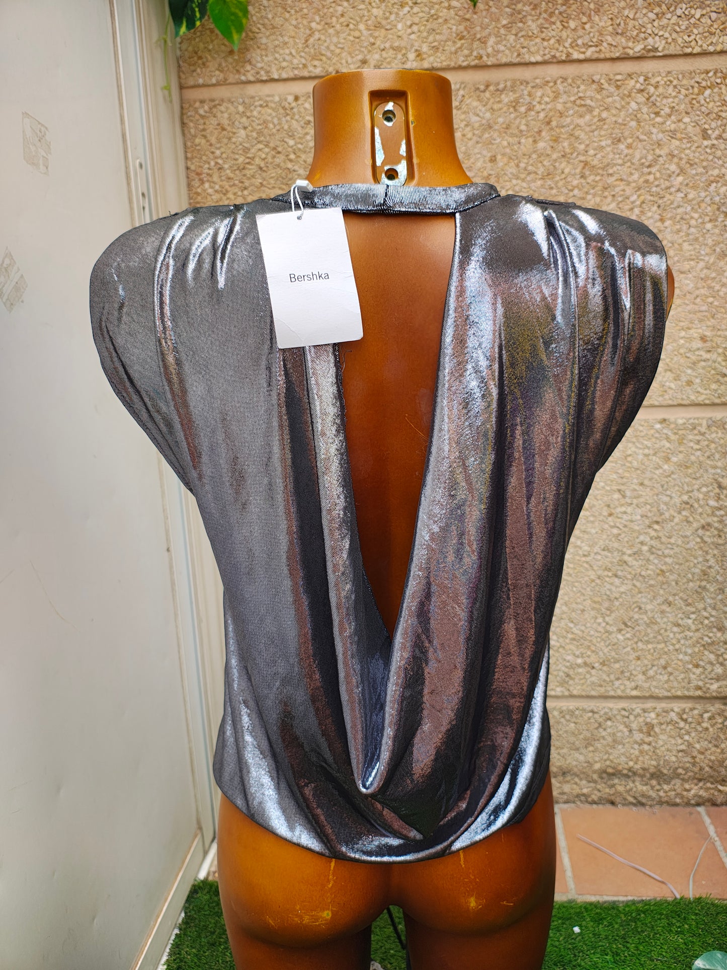 NUEVO – Top metálico sin mangas con espalda abierta drapeada de Bershka (Talla XS)