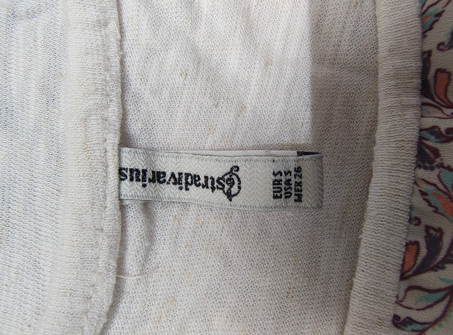 USADO – Camiseta estampada blanca Stradivarius (Talla EUR S)