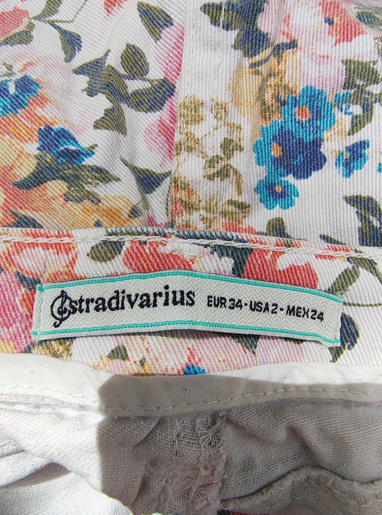USADO – Shorts vaqueros florales desflecados STRADIVARIUS (Talla EUR 34)