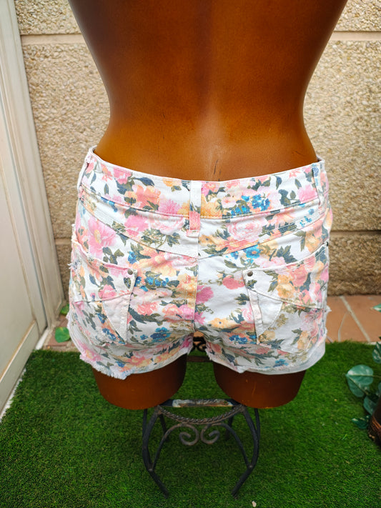 USADO – Shorts vaqueros florales desflecados STRADIVARIUS (Talla EUR 34)