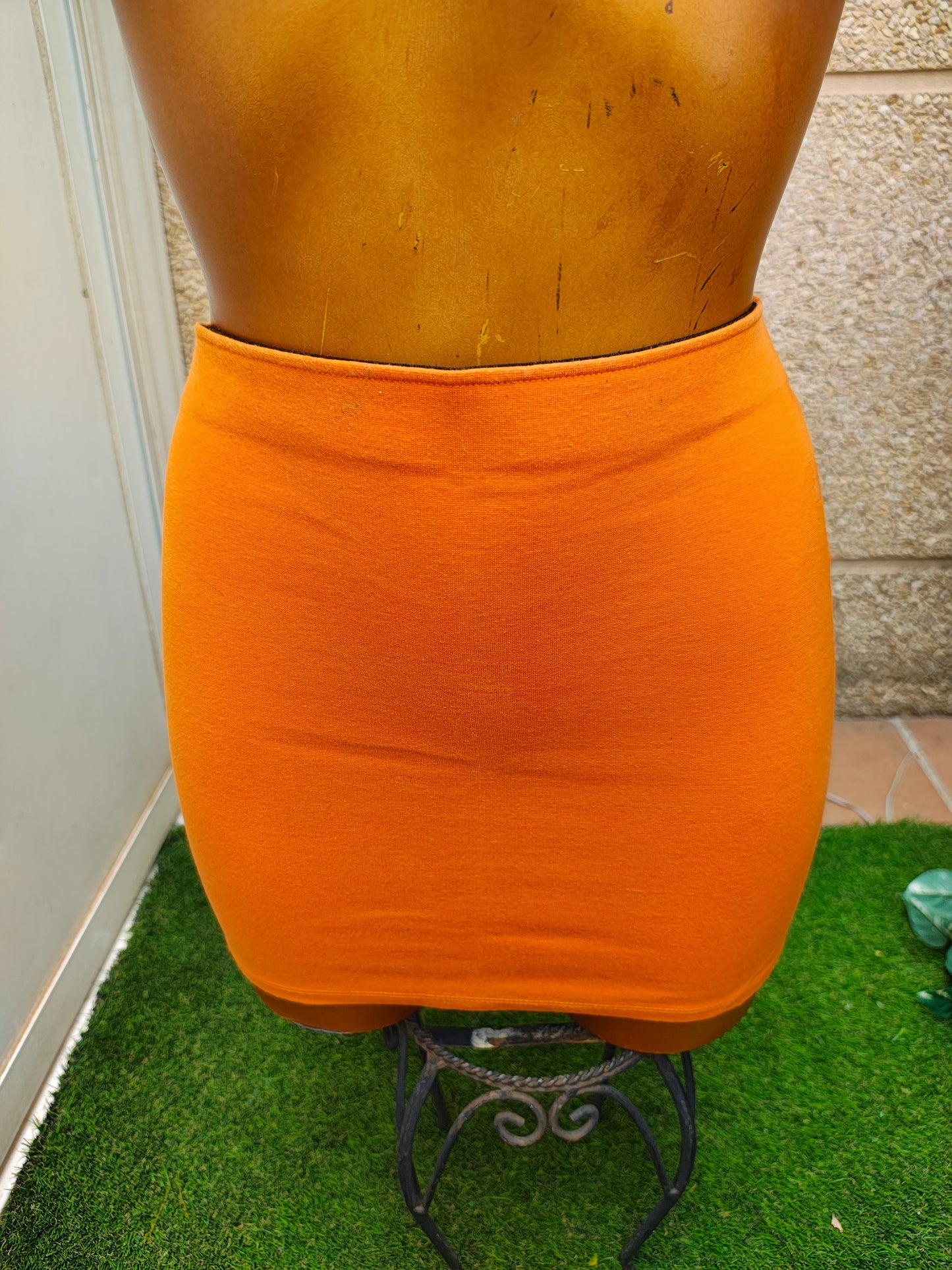 USADO – Falda tubo elástica en naranja liso (Talla EUR M)