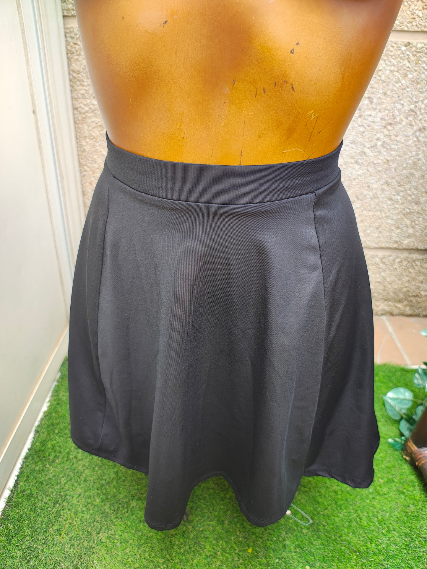 USADO – Falda skater negra lisa con efecto brillo Stradivarius (Talla M)