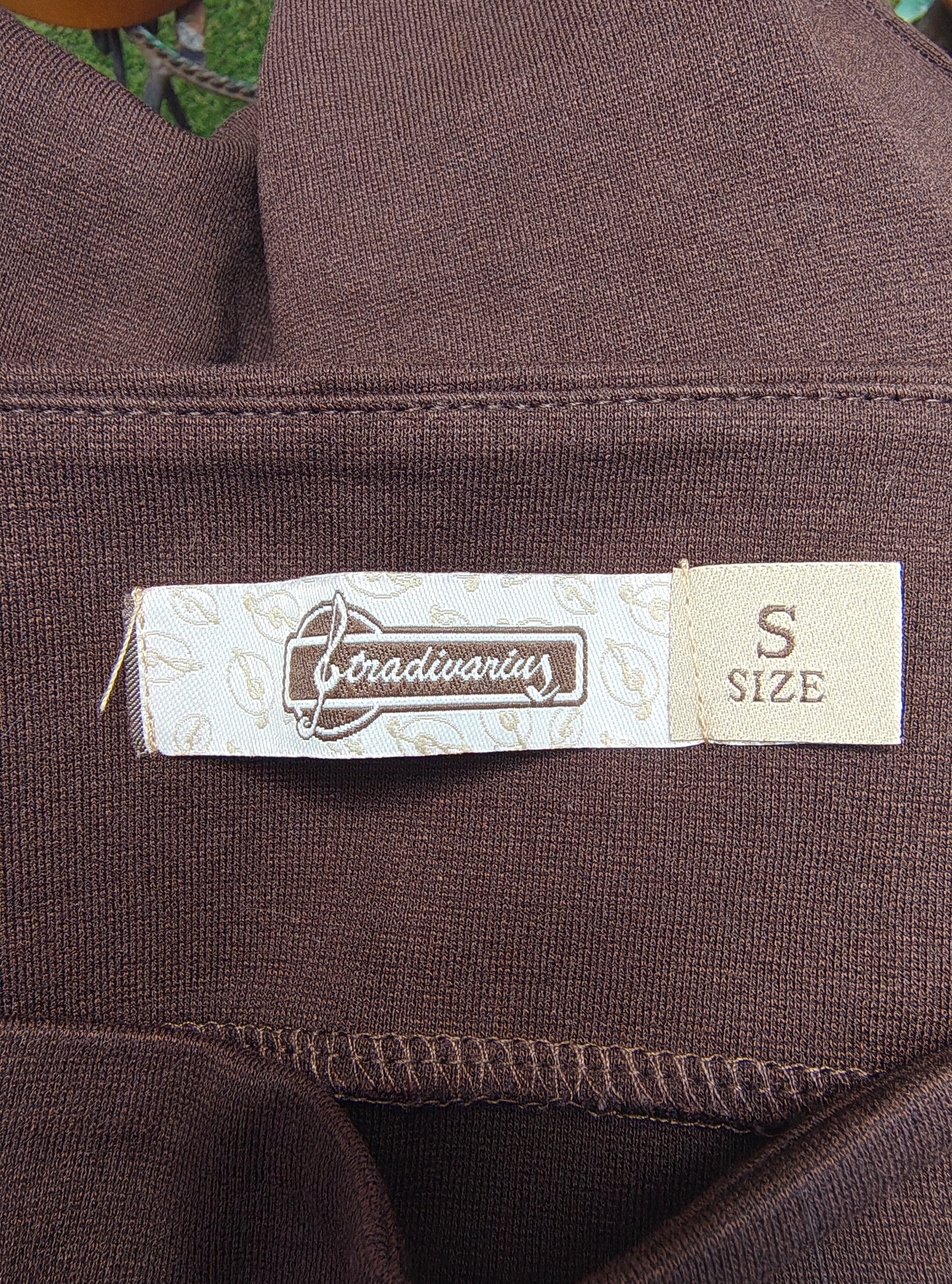 USADO – Falda mini marrón con costuras geométricas STRADIVARIUS (Talla S)