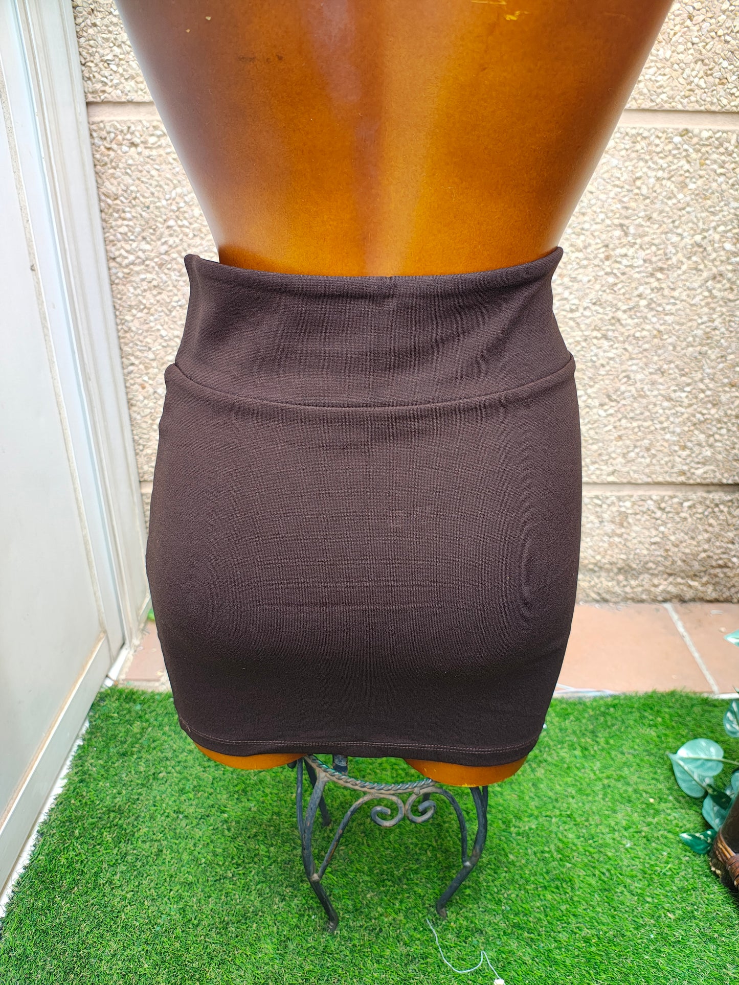USADO – Falda mini marrón con costuras geométricas STRADIVARIUS (Talla S)