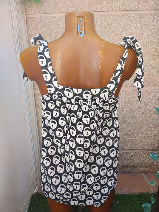 USADO – Top negro sin mangas estampado de candados Zara Basic (Talla XS)