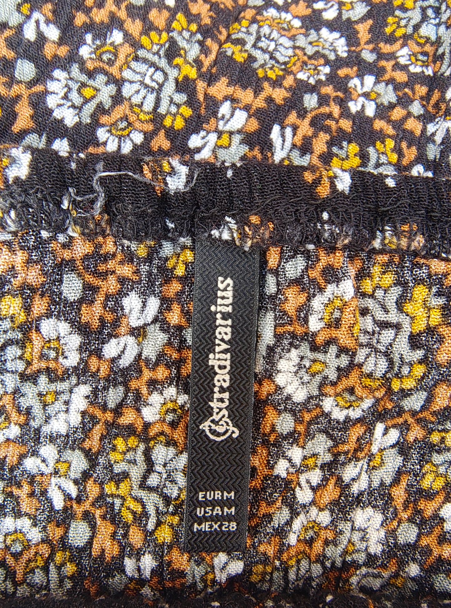 USADO – Top floral con escote elástico y mangas caídas Stradivarius (Talla M)