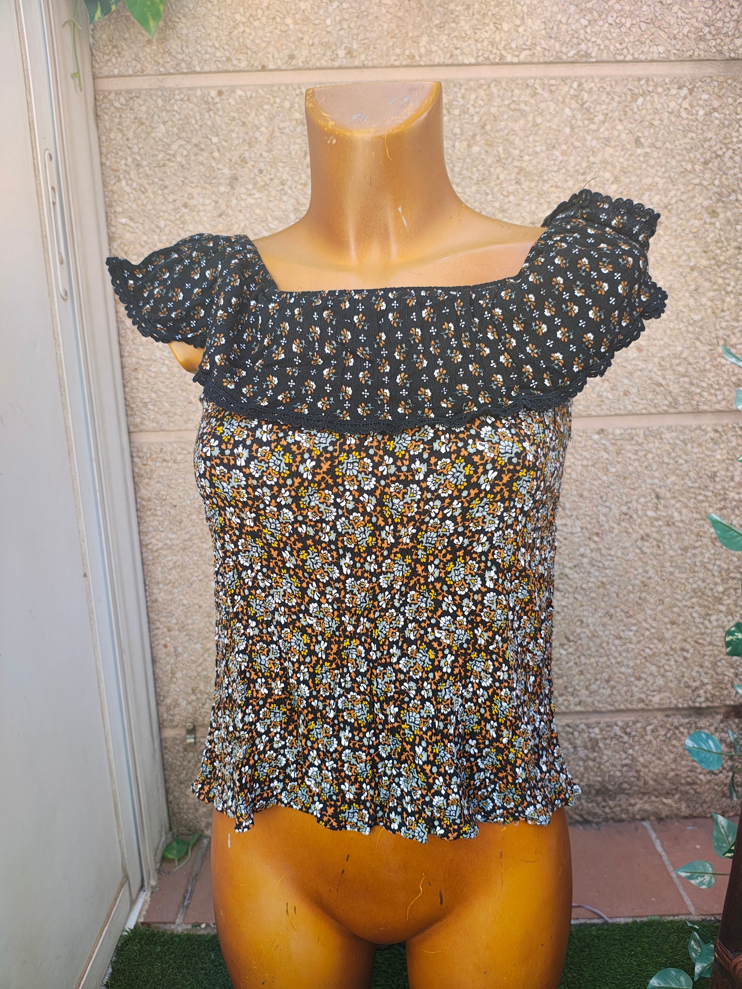 USADO – Top floral con escote elástico y mangas caídas Stradivarius (Talla M)